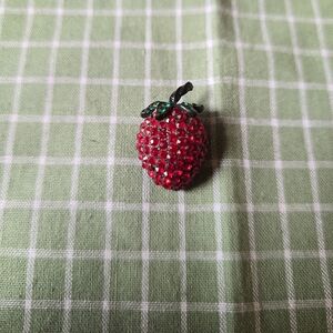 Weiss Strawberry Pin